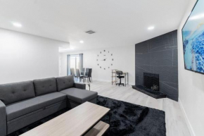 5Mins to Fremont 10Mins to Strip Sleeps 8
